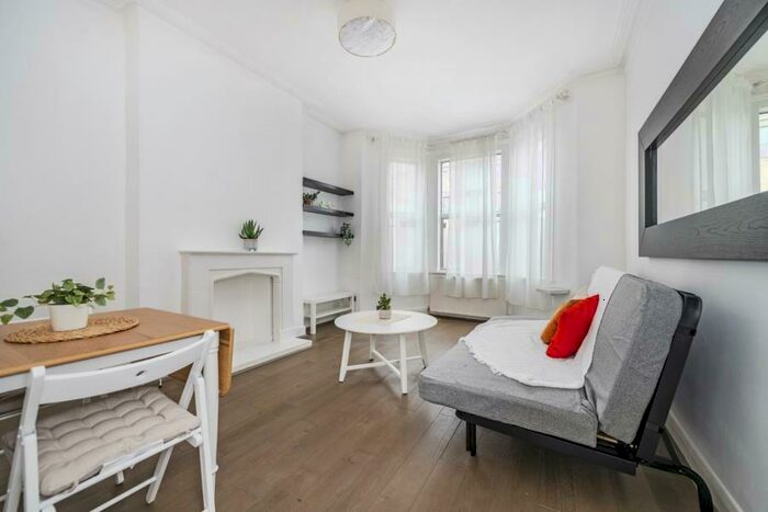 1 Bedroom Flat To Rent In Kilburn Park Road, Kilburn, NW6