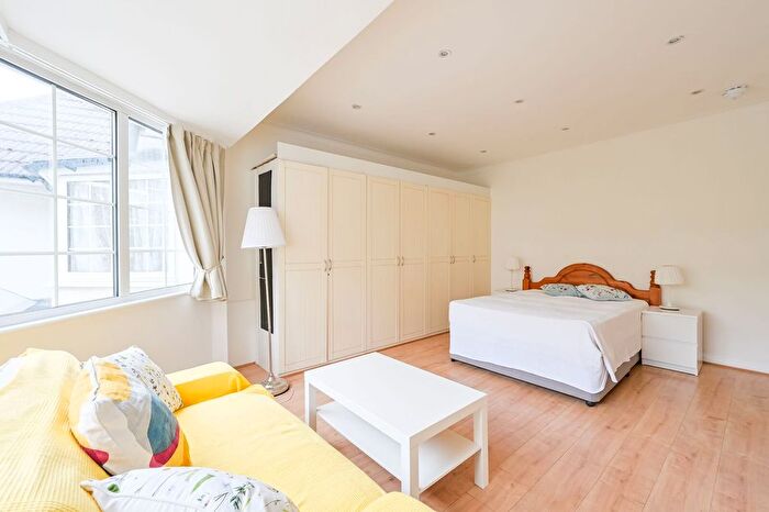 Studio To Rent In Clifton Gardens, Temple Fortune, London, NW11
