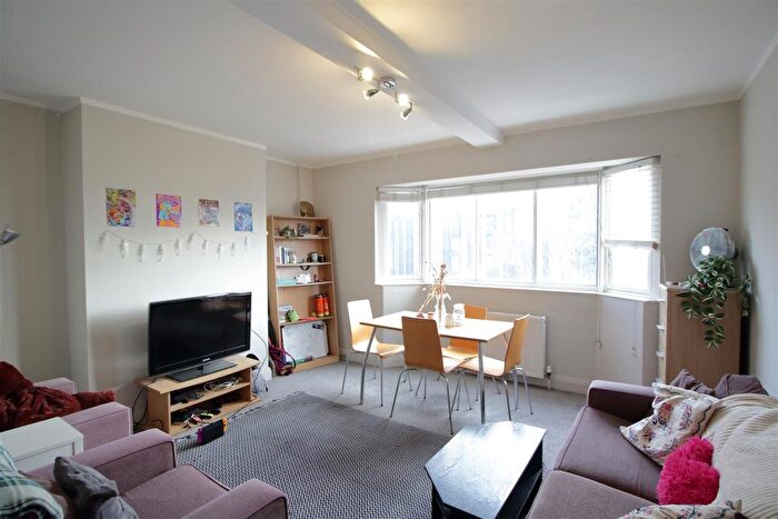 3 Bedroom Flat To Rent In Coldharbour Lane, London, SW9