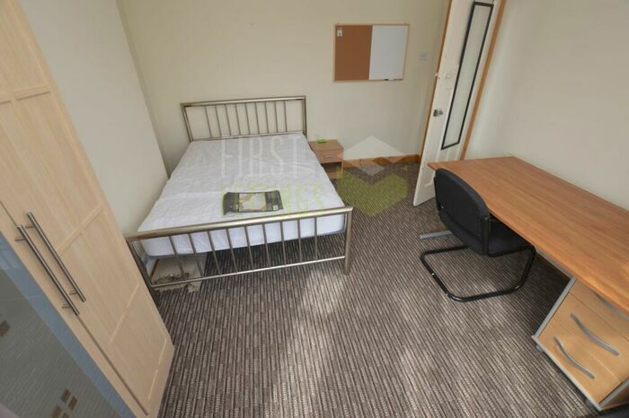 3 Bedroom Semi-Detached House To Rent In Gainsborough Road, Clarendon Park, LE2