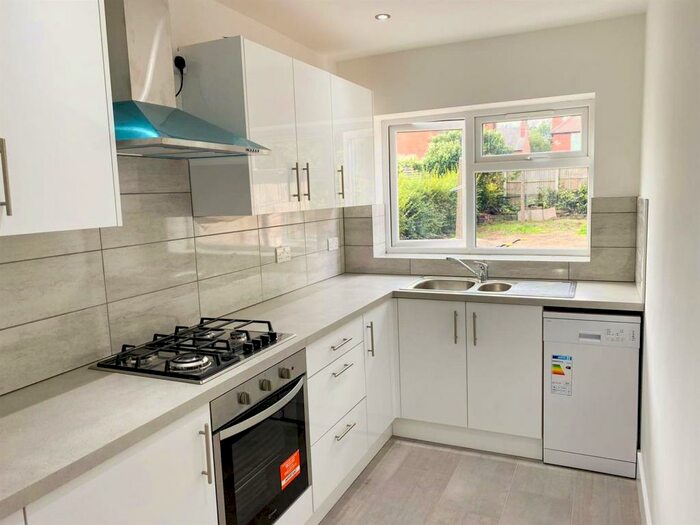 5 Bedroom Detached House To Rent In **&#;pppw Excluding Bills** Warwick Avenue, Beeston, - Uon, NG9