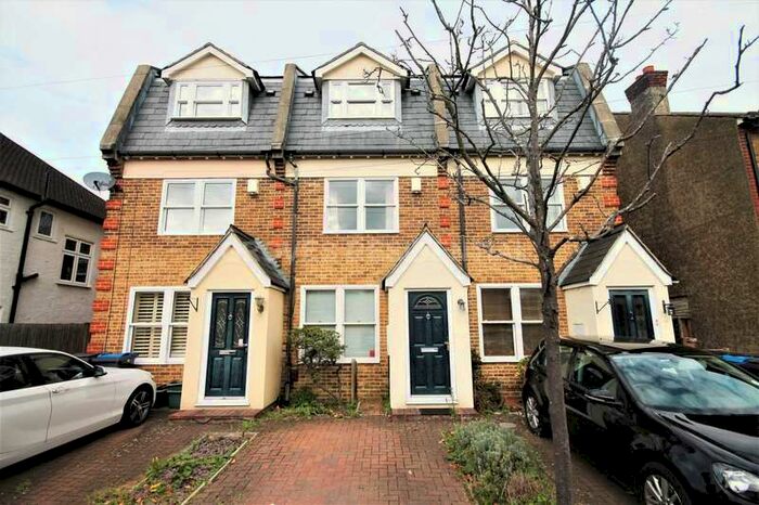 3 Bedroom Town House To Rent In Chestnut Grove, New Malden, KT3