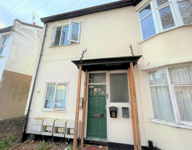1 Bedroom Flat To Rent In North Avenue, Southend, SS2