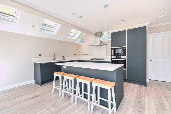 2 Bedroom Flat To Rent In Dinsmore Road, London, SW12