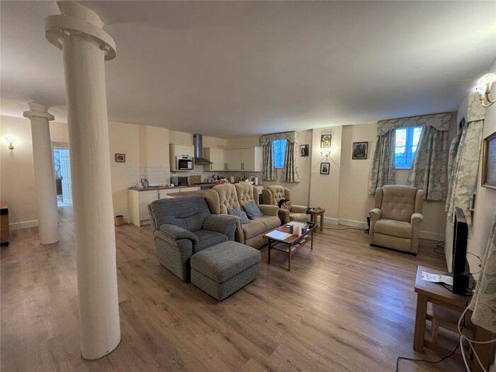 2 Bedroom Flat For Sale In Clifton Road, Gravesend, Kent, DA11