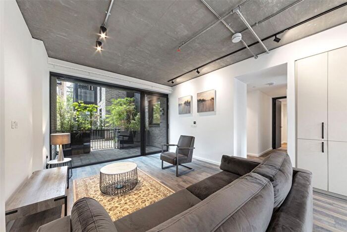 3 Bedroom Flat To Rent In Lawrence Road, Seven Sisters, N15