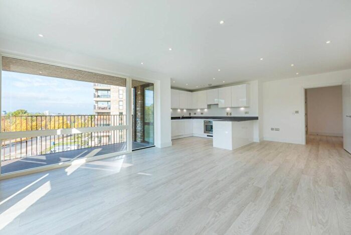 3 Bedroom Flat For Sale In Lakeside Drive, Ealing, London, NW10