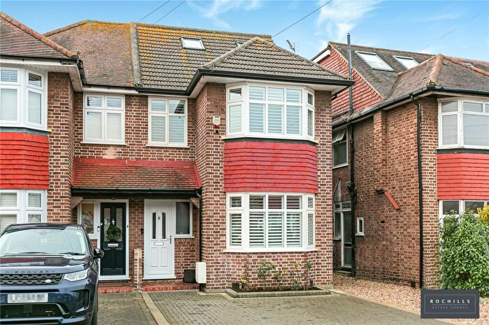 4 Bedroom Semi Detached House For Sale In Cottimore Avenue, Walton-on-Thames, Surrey, KT12