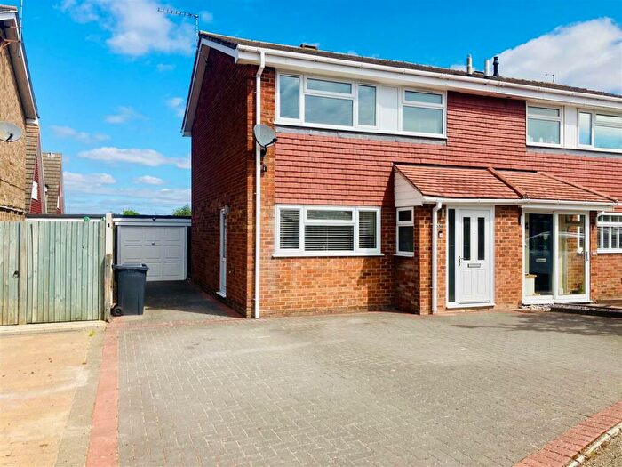 3 Bedroom House To Rent In The Drove Way, Istead Rise, DA13