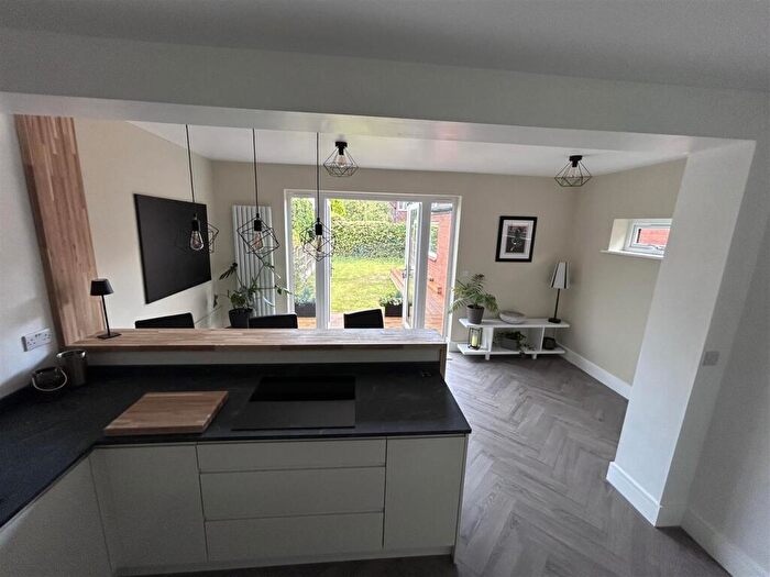 3 Bedroom Semi-Detached House For Sale In Leigh Road, Westhoughton, Bolton, BL5