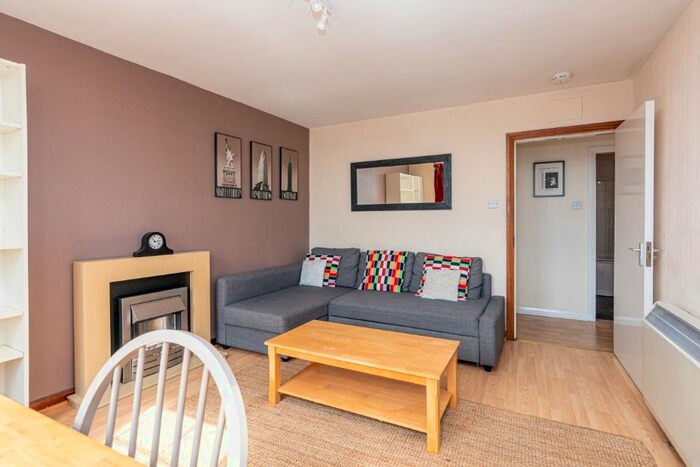 2 Bedroom Flat To Rent In Causewayside, Edinburgh, EH9