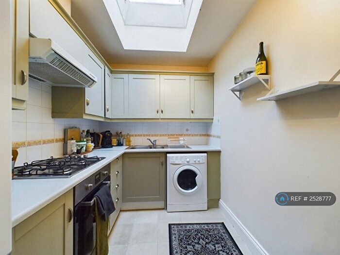 1 Bedroom Flat To Rent In Bethnal Green Road, London, E2