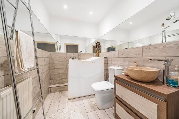2 Bedroom Flat For Sale In Sunbury-On-Thames, Surrey, TW15