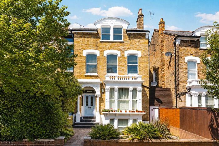 2 Bedroom Flat For Sale In Queen Elizabeths Walk, London, N16