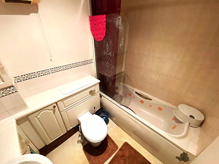 1 Bedroom Flat For Sale In High Street, Hounslow, TW3