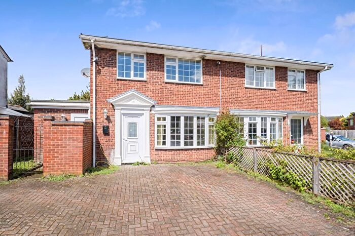 4 Bedroom Semi-Detached House For Sale In Farnborough, Hampshire, GU14