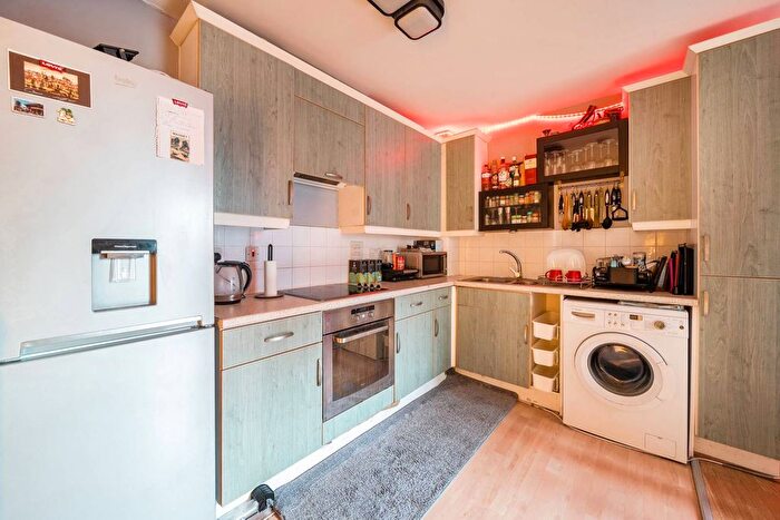 1 Bedroom Flat For Sale In Victoria Road, North Acton, London, W3