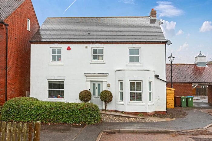 4 Bedroom Detached House For Sale In Grooms Close, Angmering, Littlehampton, BN16