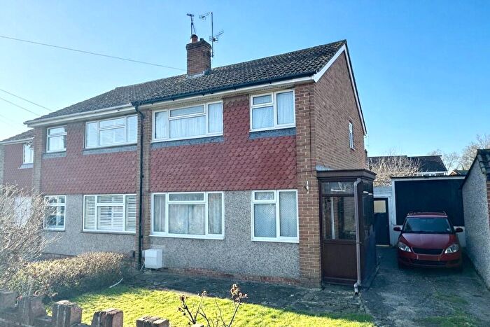 3 Bedroom Semi Detached House For Sale In Highfield Path, Farnborough, Hampshire, GU14