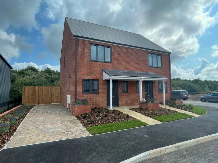 2 Bedroom House To Rent In Twin Oaks Drive, Polegate, BN26