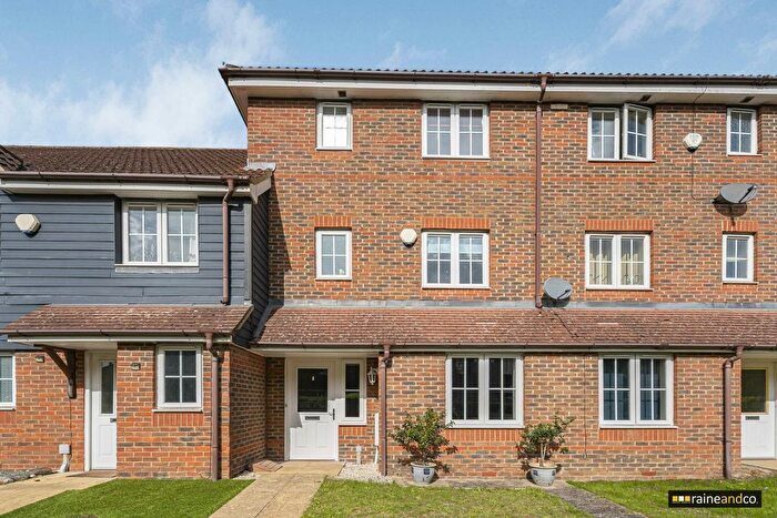 3 Bedroom Town House For Sale In Poppy Walk, Hatfield, AL10