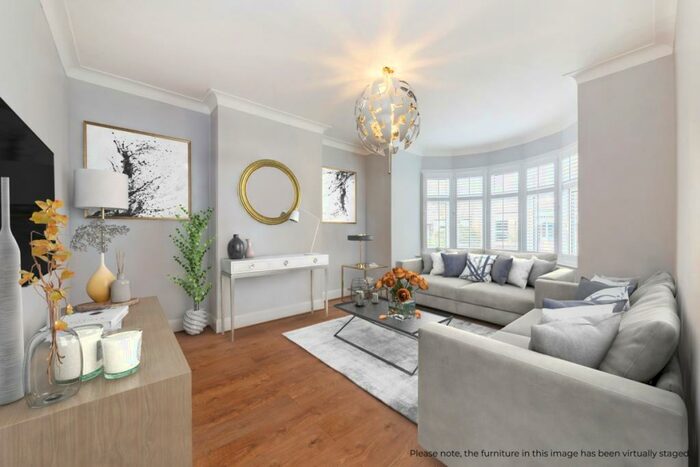 3 Bedroom Semi-Detached House To Rent In Goodwyns Vale London, N10