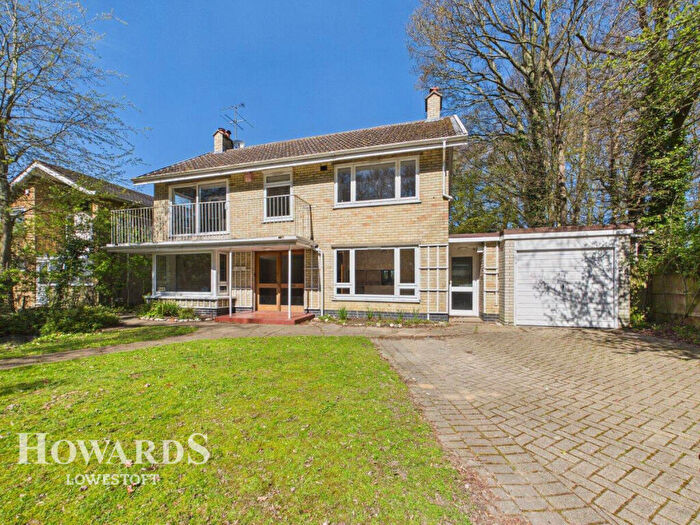 4 Bedroom Detached House For Sale In Gunton Avenue, Lowestoft, NR32