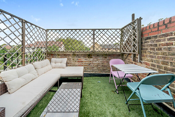 2 Bedroom Flat For Sale In Fairbridge Road, N19