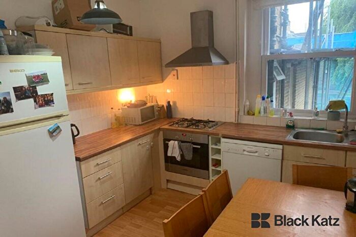 3 Bedroom Flat To Rent In Brook Drive, Lambeth North, SE11