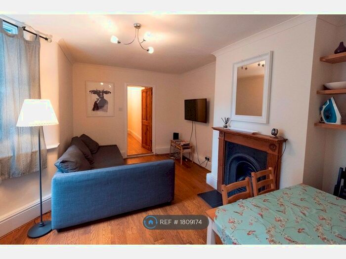 2 Bedroom Flat To Rent In Brook Drive, London, SE11