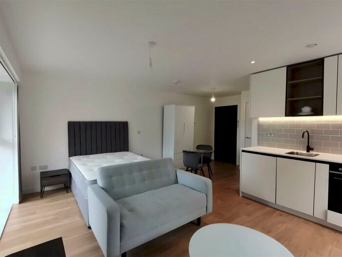 Apartment To Rent In Beaufort Square, London, NW9