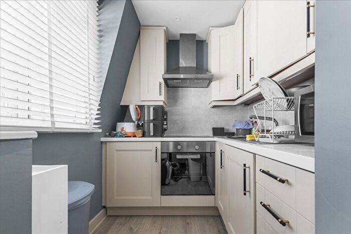 Studio To Rent In Pinehurst Court, Colville Gardens, London, W11