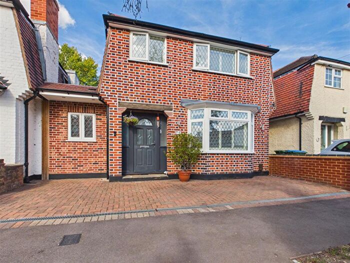3 Bedroom Detached House For Sale In Claremont Close, Hersham, Walton-On-Thames, KT12