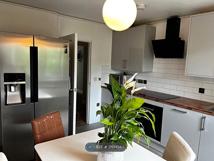 3 Bedroom Flat To Rent In Heather Court, London, SW4