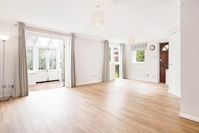 3 Bedroom Flat To Rent In Friars Mead, Manchester Road, E14