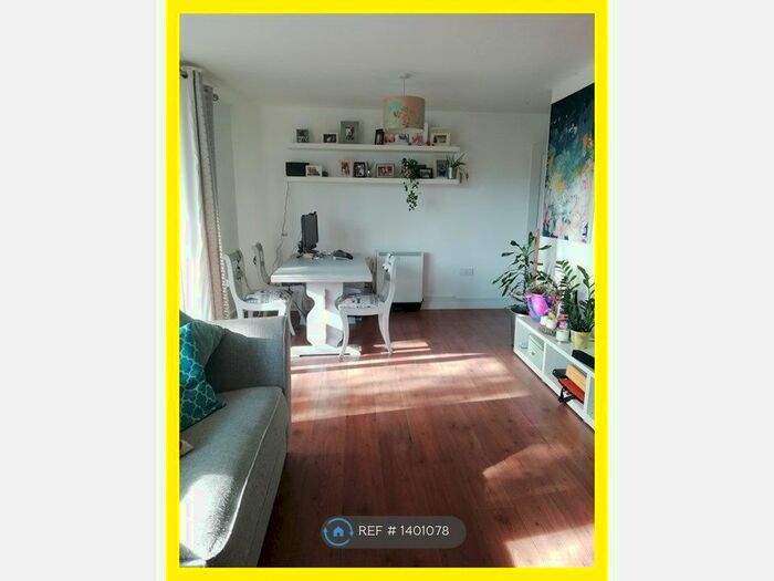 2 Bedroom Flat To Rent In Foxglove Way, Luton, LU3