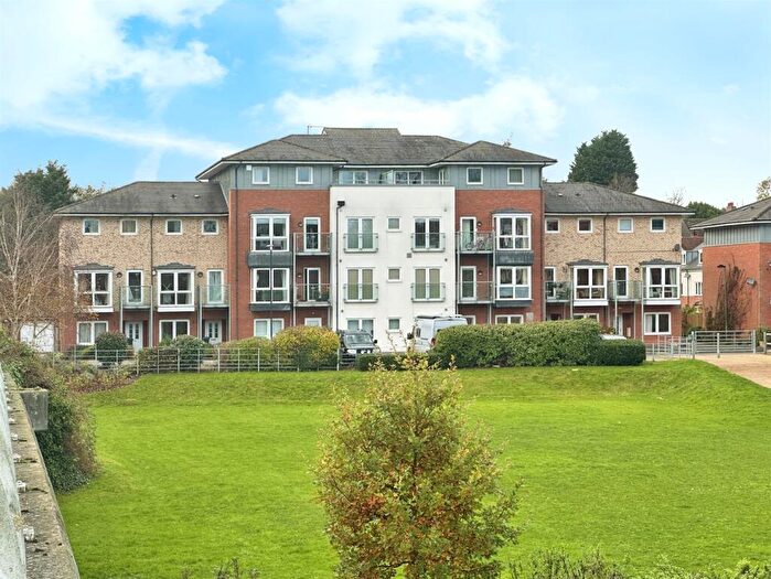 2 Bedroom Apartment For Sale In Trent Place, Warwick, CV34