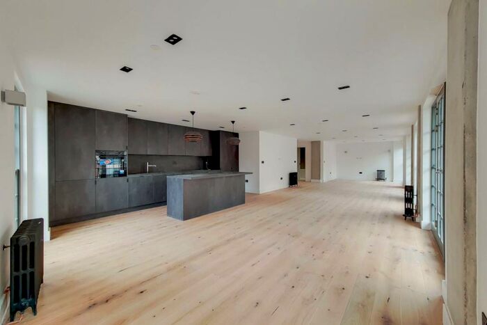 2 Bedroom Flat To Rent In Heaton Road, Peckham, London, SE15