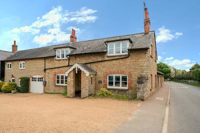 4 Bedroom Link Detached House For Sale In High Street, Sharnbrook, MK44