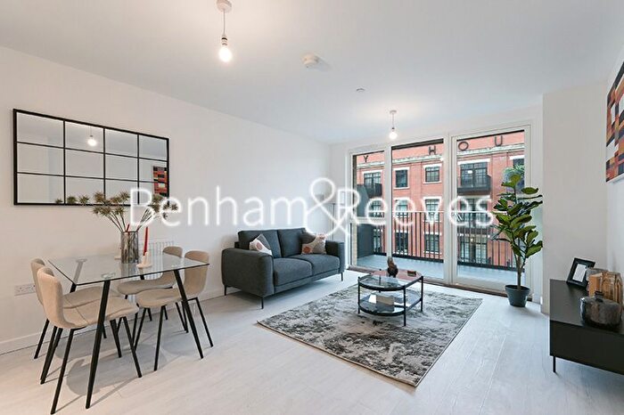 1 Bedroom Flat To Rent In Farine Avenue, Hayes, UB3