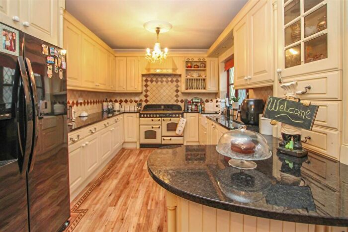 5 Bedroom Detached House For Sale In Nags Head Lane, Brentwood, CM14