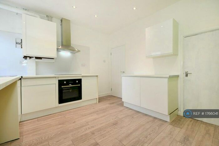 3 Bedroom Terraced House To Rent In Sanforth Street, Chesterfield, S41