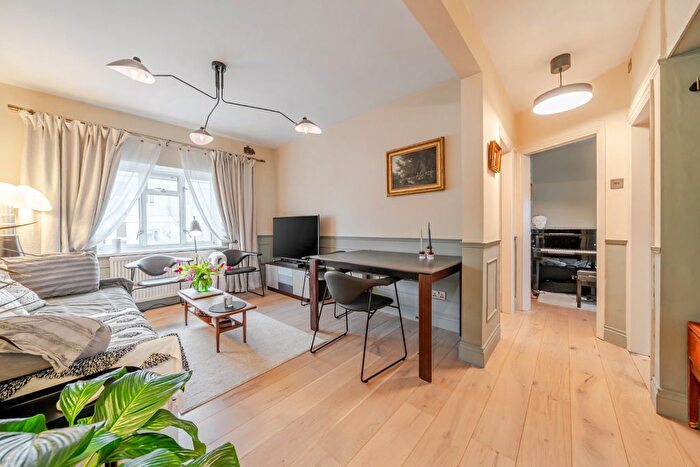 2 Bedroom Flat For Sale In Rosebank Way, Acton, London, W3