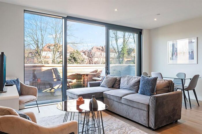 3 Bedroom Flat To Rent In Finchley Road, Hamptead, London, NW3