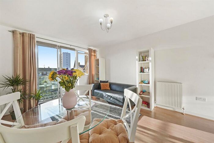 2 Bedroom Apartment For Sale In Violet Road, Bow, E3