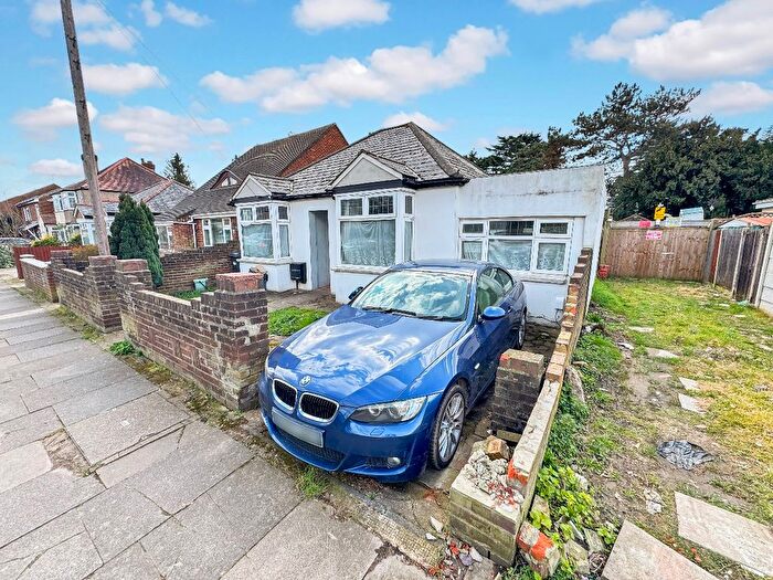 3 Bedroom Detached Bungalow To Rent In Harte Road, Hounslow, TW3