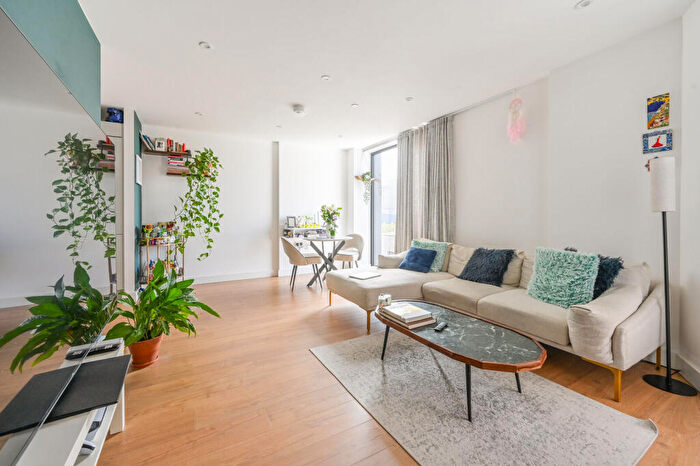 1 Bedroom Flat To Rent In Peppercorn Court, Poplar, London, E14