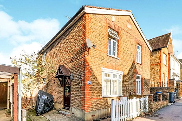 2 Bedroom End Of Terrace House For Sale In Kings Road, Kingston Upon Thames, KT2