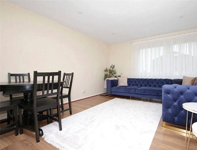 2 Bedroom Maisonette To Rent In Mintern Close, Hedge Lane, London, N13