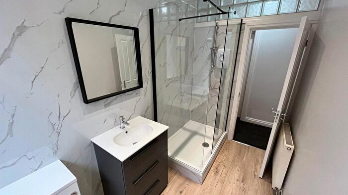 2 Bedroom Apartment To Rent In Broomfield Crescent, Leeds, LS6